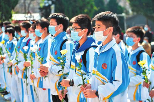 “来祭拜焦书记的年轻人越来越多”